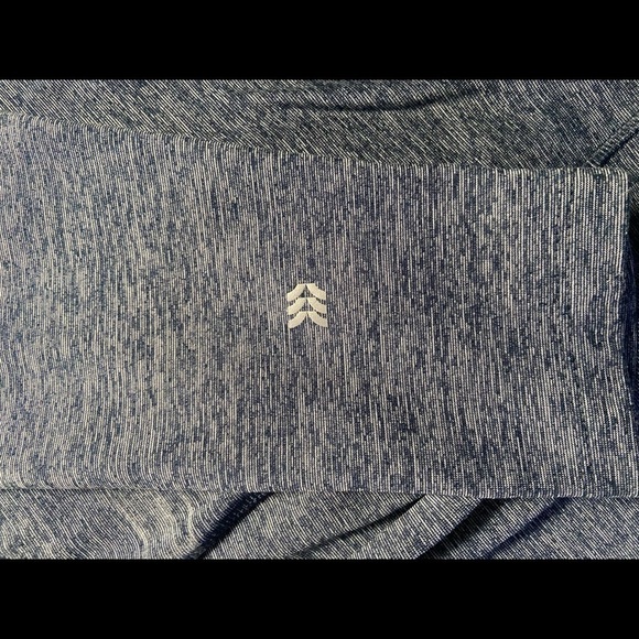 All In Motion long sleeve shirt - Unisex M - ultra soft - Picture 5 of 8